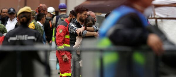 Personas afectadas por el terremoto en la Ciudad de México - Sputnik Mundo