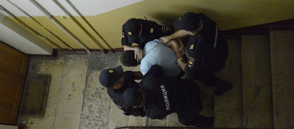 Policía rusa arresta a una persona en Moscú Policía rusa arresta a una persona en Moscú - Sputnik Mundo