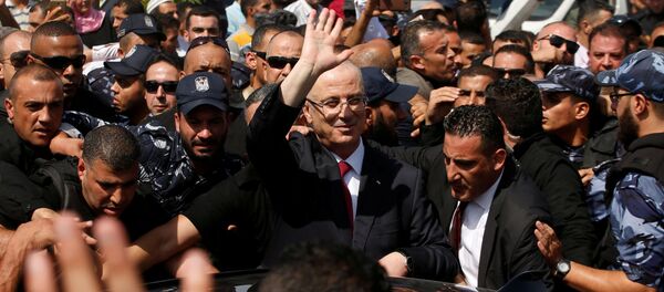 Rami Hamdallah, primer ministro de Palestina, llega a la Franja de Gaza Rami Hamdallah, primer ministro de Palestina, llega a la Franja de Gaza - Sputnik Mundo