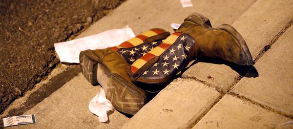 Las botas con la bandera de EEUU en la cale tras el tiroteo en Las Vegas - Sputnik Mundo