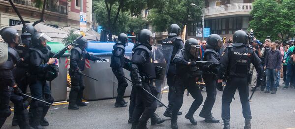 Policía de España durante el referéndum en Cataluña Policía de España durante el referéndum en Cataluña - Sputnik Mundo