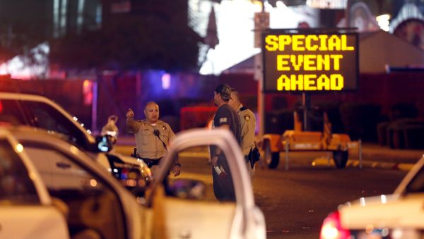 Policías cerca del lugar de tiroteo en Las Vegas, EEUU Policías cerca del lugar de tiroteo en Las Vegas, EEUU - Sputnik Mundo