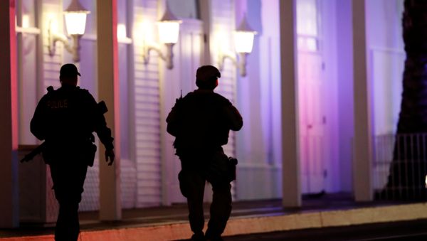 Policías cerca del lugar de tiroteo en Las Vegas, EEUU Policías cerca del lugar de tiroteo en Las Vegas, EEUU - Sputnik Mundo