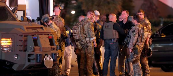 Agentes de FBI cerca del lugar de tiroteo en Las Vegas, EEUU - Sputnik Mundo