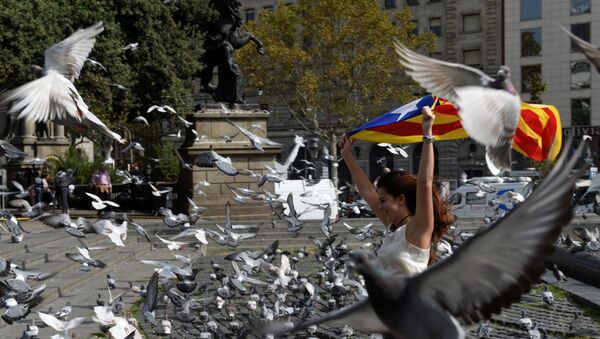 Una mujer con la bandera de Cataluña - Sputnik Mundo