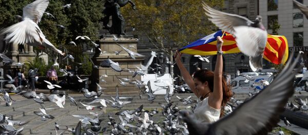 Una mujer con la bandera de Cataluña Una mujer con la bandera de Cataluña - Sputnik Mundo