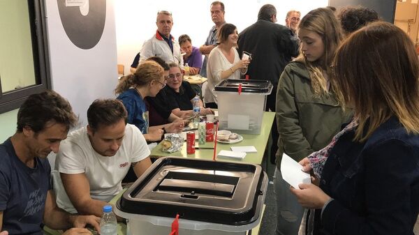Un colegio electoral en Barcelona - Sputnik Mundo