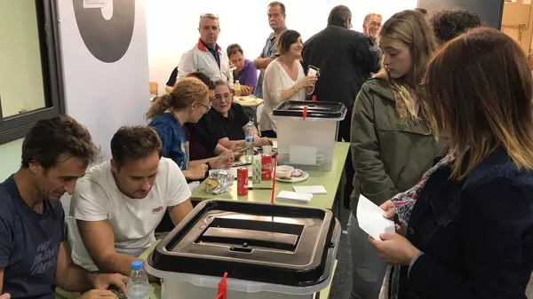 Un colegio electoral en Barcelona Un colegio electoral en Barcelona - Sputnik Mundo