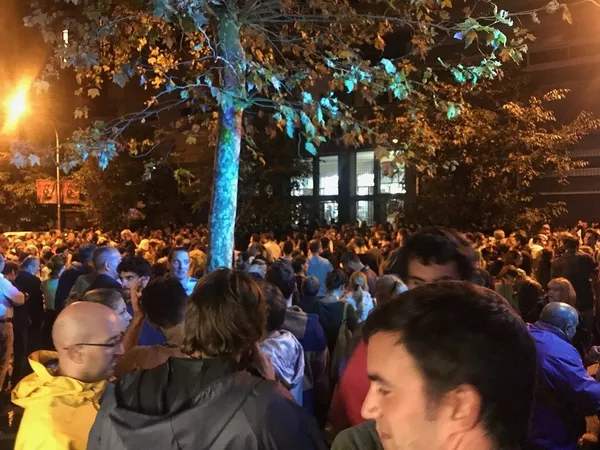 La gente espera para conocer los resultados del referéndum del 1-O La gente espera para conocer los resultados del referéndum del 1-O - Sputnik Mundo
