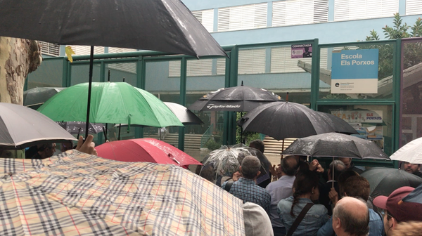 Un colegio electoral en Barcelona - Sputnik Mundo