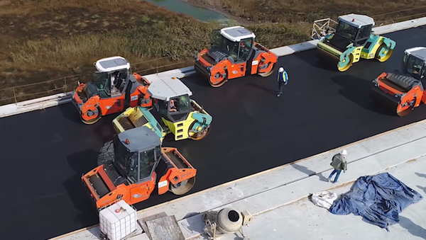 Empieza el asfaltado de la 'obra del siglo' - Sputnik Mundo