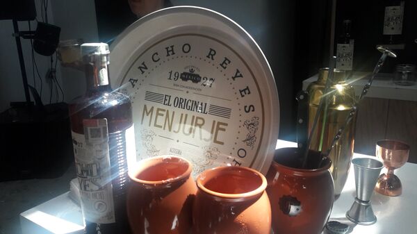 Licor de notas frescas pero con un toque picante muy mexicano, creado por la firma Ancho Reyes.  - Sputnik Mundo