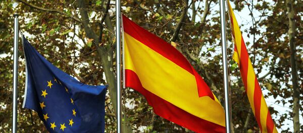 Las banderas de la UE, España y Cataluña - Sputnik Mundo