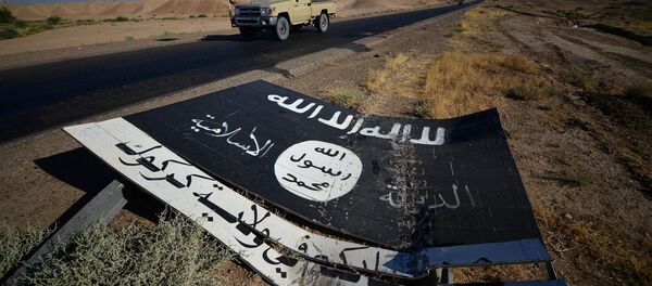 Un señal con el logo de Daesh - Sputnik Mundo
