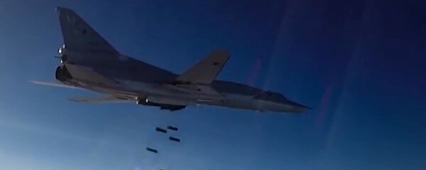 Un avión Tu-22M3 lanza bombas sobre las posiciones de los terroristas en Siria Un avión Tu-22M3 lanza bombas sobre las posiciones de los terroristas en Siria - Sputnik Mundo
