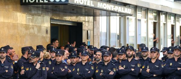 Agentes de la Policía Nacional española expulsados de un hotel en Barcelona - Sputnik Mundo