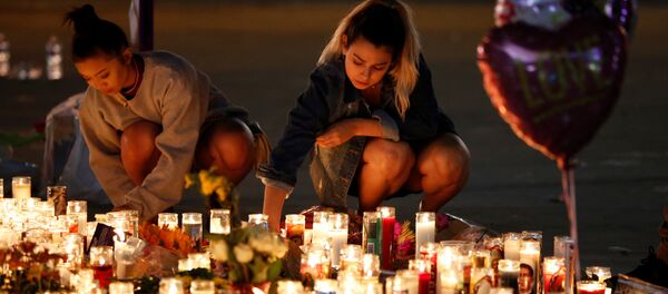 La gente rinde homenaje a las víctimas del tiroteo en Las Vegas, EEUU - Sputnik Mundo