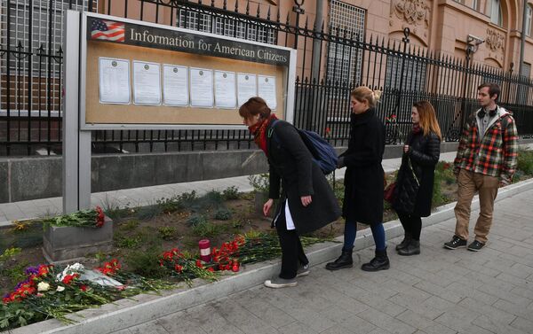 Las flores cerca de la Embajada de EEUU en Moscú en homenaje a las víctimas del tiroreo - Sputnik Mundo