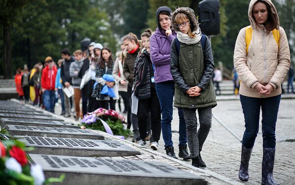 Delante del monumento conmemorativo - Sputnik Mundo