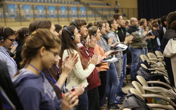 Asistentes aplauden el discurso de Rita Prigmore - Sputnik Mundo