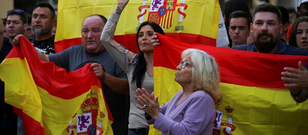Partidarios de la Policía nacional con banderas de España - Sputnik Mundo