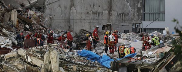 Grupo de rescatistas en la Ciudad de México tras el terremoto - Sputnik Mundo