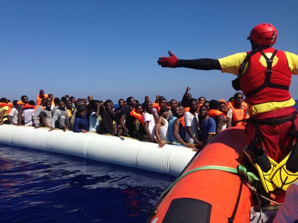 Embarcaciones para 20 personas son rescatadas con hasta 70 refugiados en el Mar Mediterráneo - Sputnik Mundo