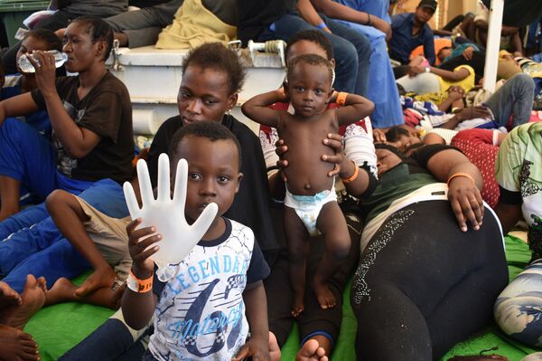 Los refugiados creen que llegar a esta isla es llegar a Europa, que es la salvación, pero es todo lo contrario, dijo a Sputnik el rescatista Matías Kosoblik. - Sputnik Mundo