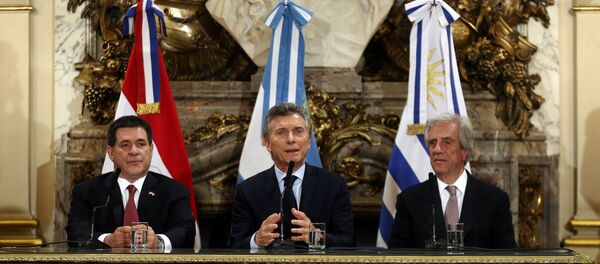 El presidente de Argentina, Mauricio Macri (centro), acompañado de sus homólogos de Paraguay, Horacio Cartes, y de Uruguay, Tabaré Vázquez. - Sputnik Mundo