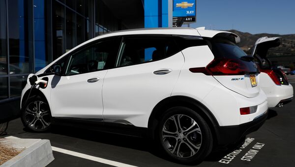 Un Chevrolet Bolt cargándose en un aparcamiento en California - Sputnik Mundo