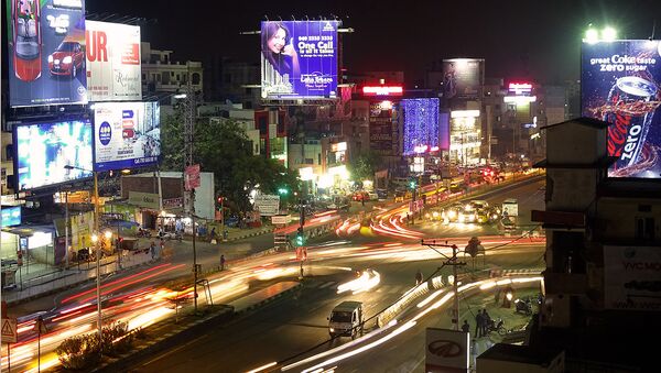Una activa vida de una ciudad nocturna (imagen referencial) - Sputnik Mundo