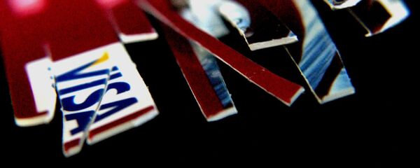 Una tarjeta de crédito cortada (imagen referencial) - Sputnik Mundo