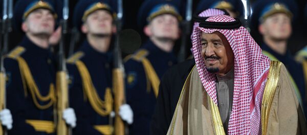 El rey de Arabia Saudí, Salman bin Abdulaziz Saud, llega a Moscú, Rusia - Sputnik Mundo