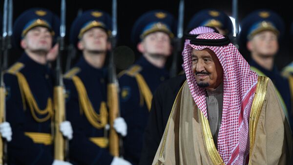 El rey de Arabia Saudí, Salman bin Abdulaziz Saud, llega a Moscú, Rusia - Sputnik Mundo