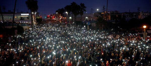 Personas rindiendo homenaje a las víctimas del tiroteo en Las Vegas - Sputnik Mundo