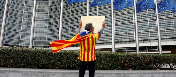 El partidario de la independencia de Cataluña enfrente del edificio de la Comisión Europea en Bruselas (archivo) El partidario de la independencia de Cataluña enfrente del edificio de la Comisión Europea en Bruselas (archivo) - Sputnik Mundo