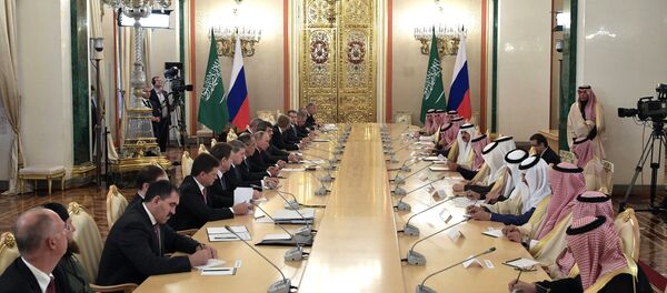 Las negociaciones del presidente de Rusia, Vladímir Putin, y el rey de Arabia Saudí, Salman bin Abdulaziz Saud - Sputnik Mundo