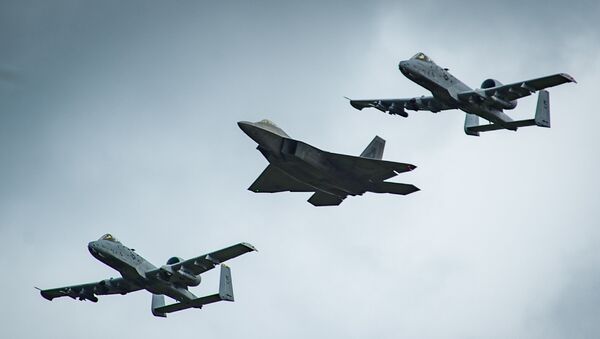 An F-22 Raptor and two A-10 Thunderbolt - Sputnik Mundo