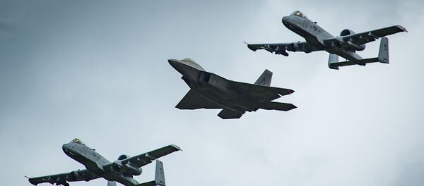 An F-22 Raptor and two A-10 Thunderbolt - Sputnik Mundo