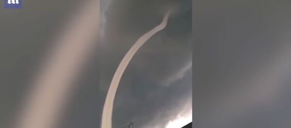 Un nube embudo gigante aparece en el cielo de Japón - Sputnik Mundo