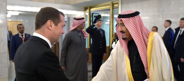 El primer ministro de Rusia, Dmitri Medvédev con el rey de Arabia Saudí, Salman bin Abdulaziz al Saud El primer ministro de Rusia, Dmitri Medvédev con el rey de Arabia Saudí, Salman bin Abdulaziz al Saud - Sputnik Mundo