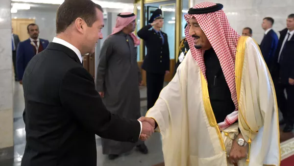 El primer ministro de Rusia, Dmitri Medvédev con el rey de Arabia Saudí, Salman bin Abdulaziz al Saud - Sputnik Mundo