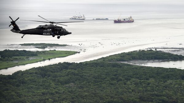 Un helicóptero de la policía antidrogas de Colombia - Sputnik Mundo