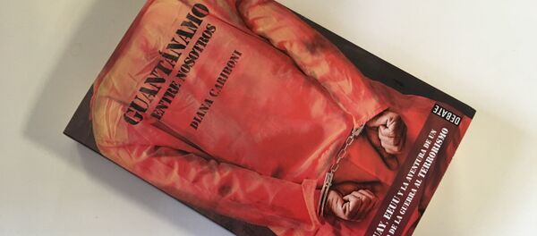 El libro 'Guantánamo entre nosotros', escrito por Diana Cariboni, redactora jefa de la mesa Américas de Sputnik. - Sputnik Mundo