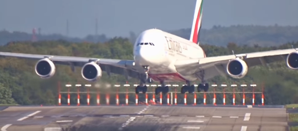 El Airbus A380 de pasajeros efectuó un brusco aterrizaje en Düsseldorf - Sputnik Mundo