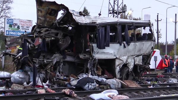 Un tren choca con un autobús de pasajeros en Rusia - Sputnik Mundo