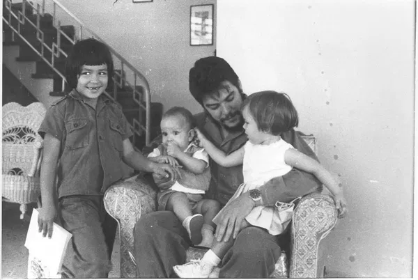 Contrajo matrimonio en dos ocasiones, siempre con mujeres que compartían su misma causa revolucionaria. De estos amores nacieron cinco hijos: tres hijas y dos hijos.En la foto: el Che Guevara con sus hijos. Contrajo matrimonio en dos ocasiones, siempre con mujeres que compartían su misma causa revolucionaria. De estos amores nacieron cinco hijos: tres hijas y dos hijos.En la foto: el Che Guevara con sus hijos. - Sputnik Mundo