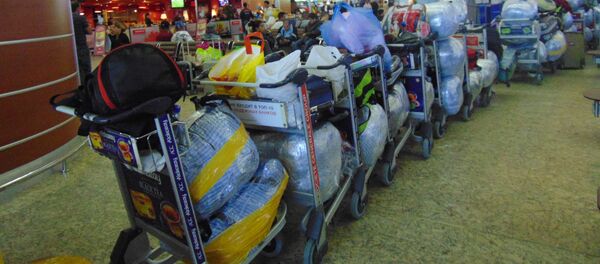 Fila de equipaje del vuelo Moscú-Habana - Sputnik Mundo