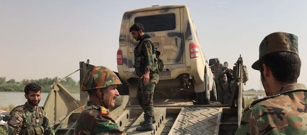 Сирийская армия форсировала реку Ефрат в районе Дейр-эз-Зора Сирийская армия форсировала реку Ефрат в районе Дейр-эз-Зора - Sputnik Mundo