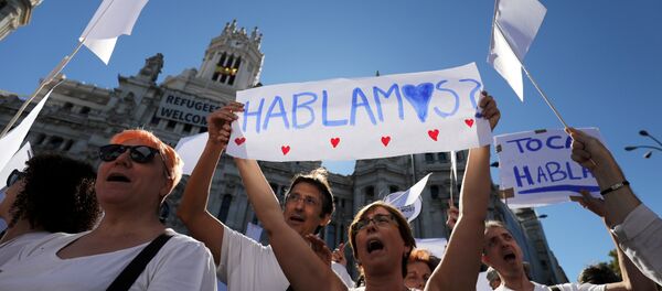 Miles de personas salen a calle en España para pedir diálogo - Sputnik Mundo